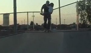 Papa chute en skate avec son fils