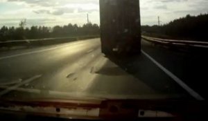 Accident : il traverse le pare-brise du camion