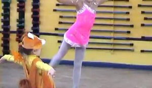 Petite fille déguisée en renard danse à côté d'une ballerine
