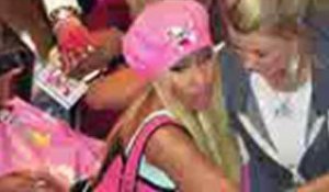 Nicki Minaj en rose à Londres