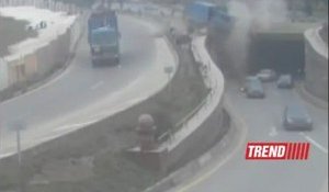 Camion tombe d'un pont à Bakou
