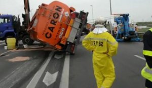 Un camion-citerne transportant du fuel se renverse sur l'A16 à hauteur de Calais
