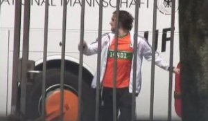 Euro 2012 : Un supporter Hollandais bloque le bus de l'équipe Allemande avec un antivol