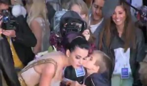 Katy Perry reçoit un baiser à la première de Part of Me