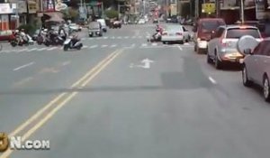 Taïwan : une voiture percute 4 scooters et prend la fuite