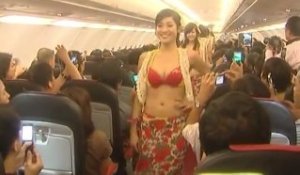 Défilé de top modèles dans un avion au Vietnam