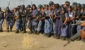 La police sud-africaine tire sur des mineurs en grève,...