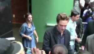 Kristen Stewart brave le tapis rouge et semble seule sans Robert Pattinson
