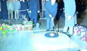 M. Alain Juppé ravive la flamme du souvenir sous l’Arc de Triomphe