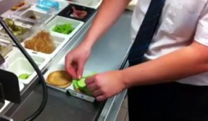 Préparation d'un Royal-O-Fish au McDonald's de Messancy