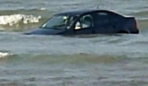 Ambleteuse : une voiture prise par la marée haute