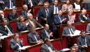 Bertrand (UMP) prend Ayrault à partie pour dénoncer la politique de Hollande