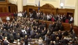 Ukraine: nouvelles bagarres au parlement