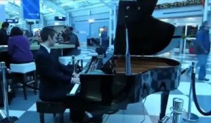 Aéroport, un pianiste joue les Viral Internet Songs