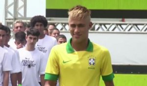 Neymar présente le nouveau maillot du Brésil !