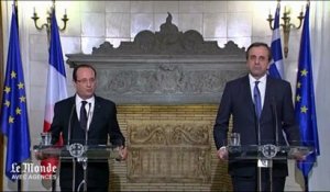 Hollande rend hommage aux "sacrifices" des Grecs