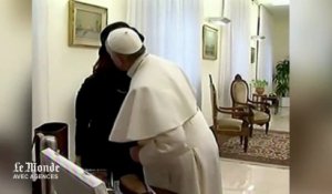 Petits cadeaux et embrassade entre le pape François et Cristina Kirchner