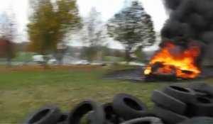 Focast : les salariés manifestent en faisant brûler des pneus