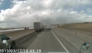 Camion se renverse à cause du vent