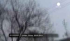 Un Chinois grimpe sur des câbles... - no comment