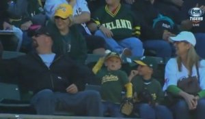 Un enfant jette une balle de baseball qu'on lui offre