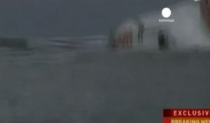 Indonésie: un avion finit sa course dans la mer