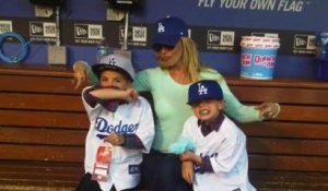 Britney Spears pose avec ses fils à un match de baseball