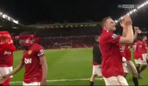 Patrice Evra fête le titre de Manchester United en imitant Luis Suarez