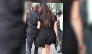 Kim Kardashian enceinte dévoile son derrière dans une robe transparente