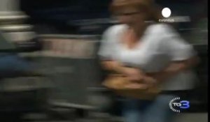 Italie : un homme blesse deux policiers devant le siège...