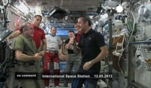 Le cosmonaute Chris Hatfield se prend pour... - no comment