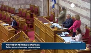 Grèce : salut hitlérien et insultes au parlement, un...