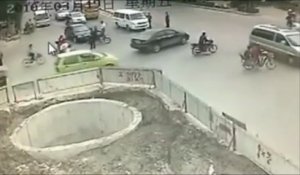 Le scooter le plus débile qui finit dans un grand trou