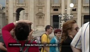 Un individu escalade la basilique... - no comment