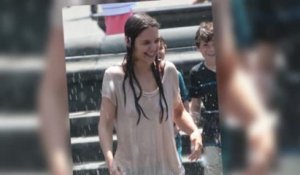 Katie Holmes trempée en t-shirt pendant qu'elle joue dans une fontaine