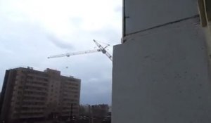 Une grue tombe sur un immeuble d'un coup !! Enorme accident de chantier !!