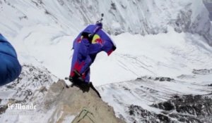 Un homme saute en parachute depuis l'Everest