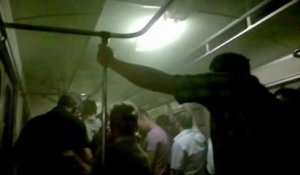 Des passagers filment le métro enfumé de Moscou