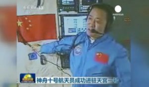 Chine : Le vaisseau spatial des "taïkonautes" s'arrime...