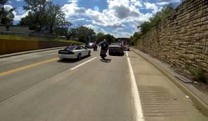 Un motard fait un wheeling et percute une voiture de police