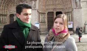 Démission de Benoît XVI : devant Notre-Dame, les visiteurs commentent