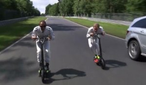 Nico Rosberg et Lewis Hamilton font une course de trottinettes sur le Nürburgring