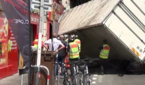 Accident spectaculaire sur le Cours Lieutaud : Un camion s'est retourné