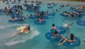 Intervention d'un maître nageur dans une piscine