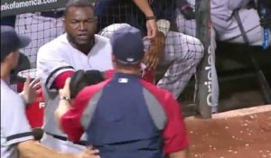 Un joueur de Baseball pète un câble en direct avec sa batte!! Grosse colère David Ortiz des Boston Red Sox..