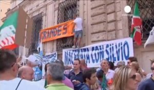 Rassemblement de soutien à Berlusconi devant son domicile
