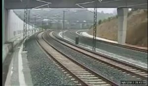 Le déraillement du train en Espagne filmé par une caméra de surveillance