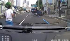 Une austin mini retournée sur la route après un choc avec une BMW!!
