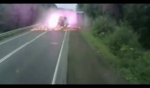 Terrible accident de camions!! Explosion en pleine forêt...