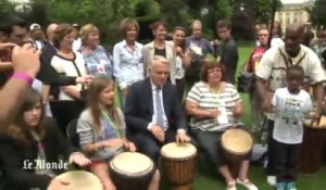 Jean-Marc Ayrault s'essaie au djembé avec des enfants défavorisés